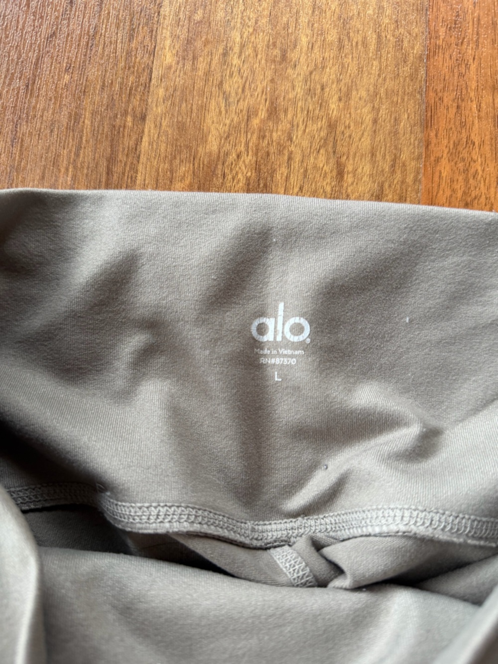 ALO Yoga Taupe Cropped Leggings with Subtle Logo - Picture 4 of 4